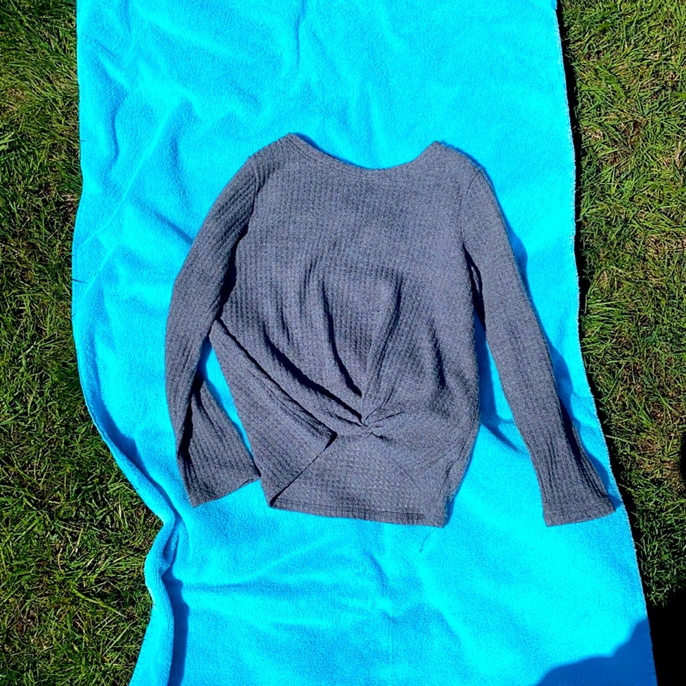 Tie knot gray adorable top.